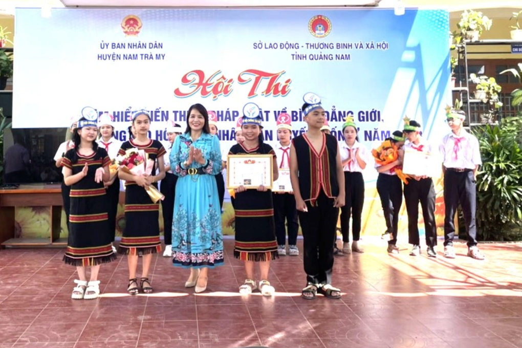 Học sinh miền núi tìm hiểu về bình đẳng giới, tảo hôn, hôn nhân cận huyết - 2 Học sinh miền núi tìm hiểu về bình đẳng giới, tảo hôn, hôn nhân cận huyết - 2