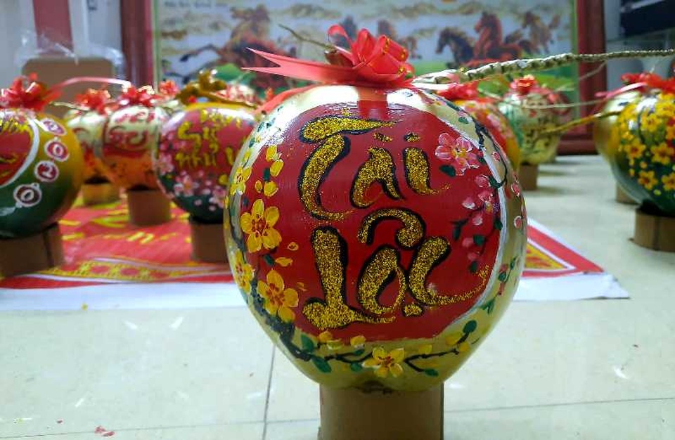Thầy giáo 8X “gây sốt” bằng vẽ thư pháp trên mâm ngũ quả ngày Tết - 8 Thầy giáo 8X “gây sốt” bằng vẽ thư pháp trên mâm ngũ quả ngày Tết - 8