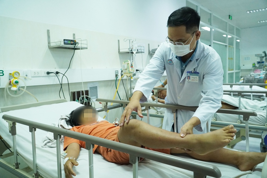 Ăn chả lụa dì mua, 3 anh em ở TPHCM ngộ độc, phải dùng thuốc giải 8.000 USD - 1 Ăn chả lụa dì mua, 3 anh em ở TPHCM ngộ độc, phải dùng thuốc giải 8.000 USD - 1