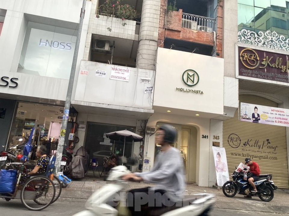 Nhà phố tiền tỷ thi nhau đóng cửa, treo biển cho thuê ở trung tâm Sài Gòn - 11 Nhà phố tiền tỷ thi nhau đóng cửa, treo biển cho thuê ở trung tâm Sài Gòn - 11