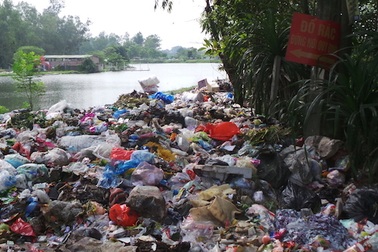 Hà Nội: Dân làng khổ sở vì "sống chung với rác"
