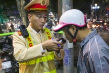 Bị CSGT phát hiện “có cồn” kịch khung, nam tài xế bỏ xe máy rời đi