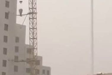 Cần cẩu xây dựng đổ vào tòa nhà cao tầng