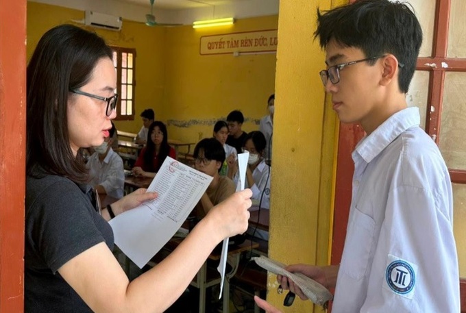 Học sinh dự thi tại điểm thi Trường THPT Nguyễn Văn Cừ (TP Hải Dương)