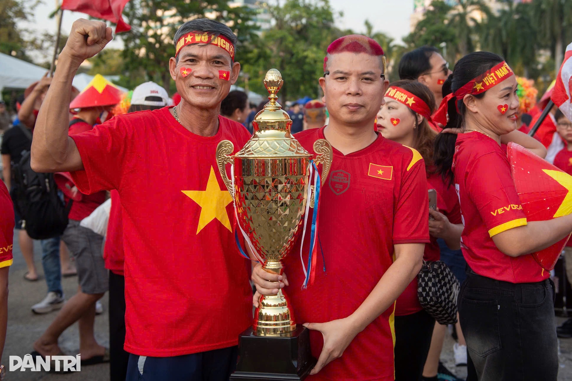Người hâm mộ phủ đỏ SVĐ Thái Lan, cổ vũ tuyển Việt Nam giành cúp vô địch - 8 Người hâm mộ phủ đỏ SVĐ Thái Lan, cổ vũ tuyển Việt Nam giành cúp vô địch - 8