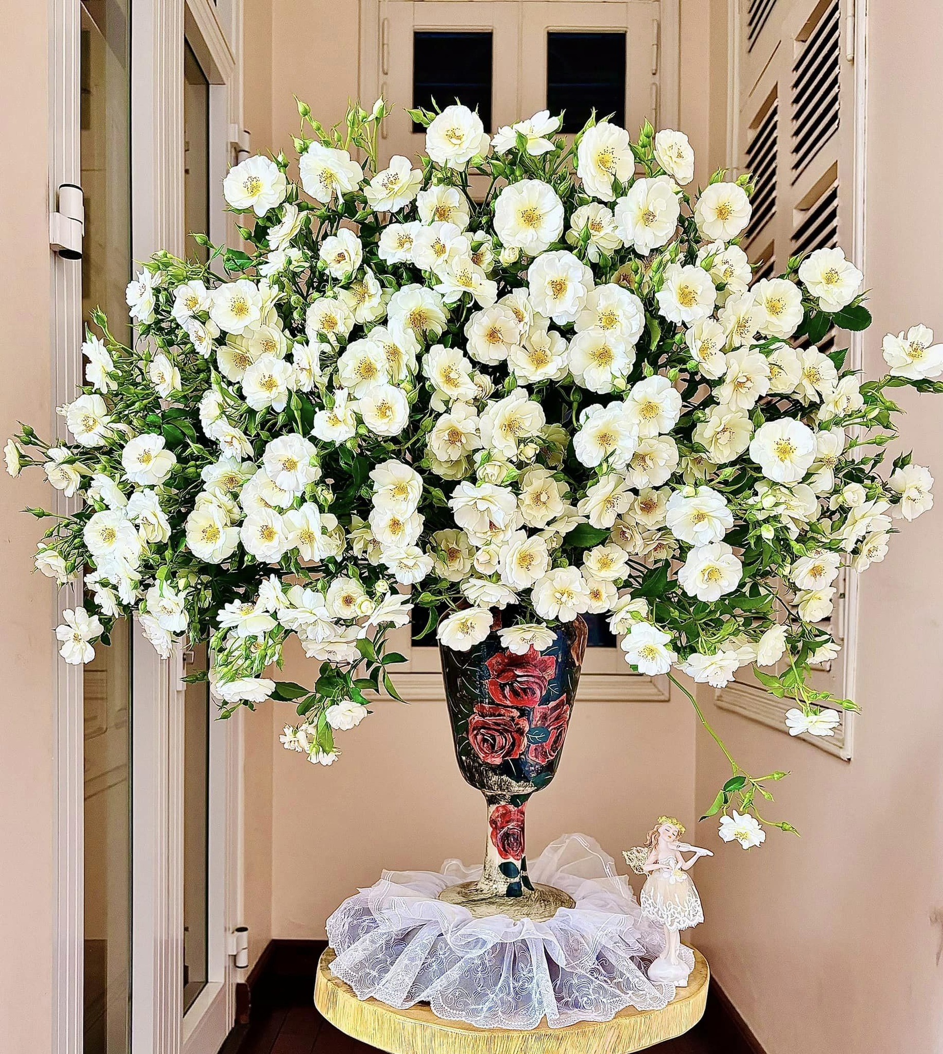 Người phụ nữ Hải Phòng chi trăm triệu cắm loạt bình hoa khổng lồ gây sốt - 2 Người phụ nữ Hải Phòng chi trăm triệu cắm loạt bình hoa khổng lồ gây sốt - 2