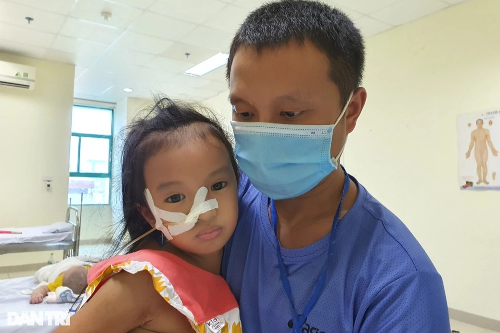 Thương cảnh cha mẹ nghèo ăn mèn mén về Hà Nội giành giật sự sống cho con - 4 Thương cảnh cha mẹ nghèo ăn mèn mén về Hà Nội giành giật sự sống cho con - 4