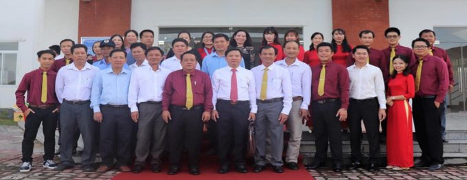 Lãnh đạo Sở LĐ-TB&XH tỉnh Kiên Giang chụp ảnh lưu niệm cùng Ban Giám hiệu, viên chức, giáo viên nhà trường