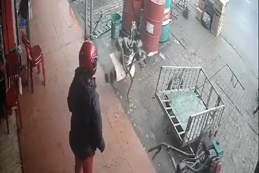 Người phụ nữ "gây họa" vì tò mò và táy máy