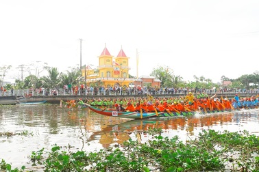 Sôi nổi đua ghe Ngo đón Tết cổ truyền Chôl-Chnăm-Thmây