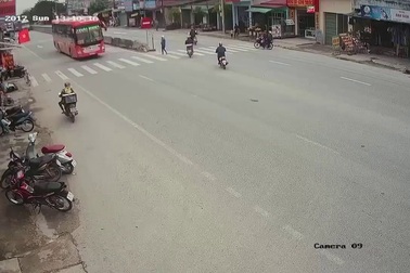 Xe máy sang đường bất cẩn khiến 2 xe container lâm nạn