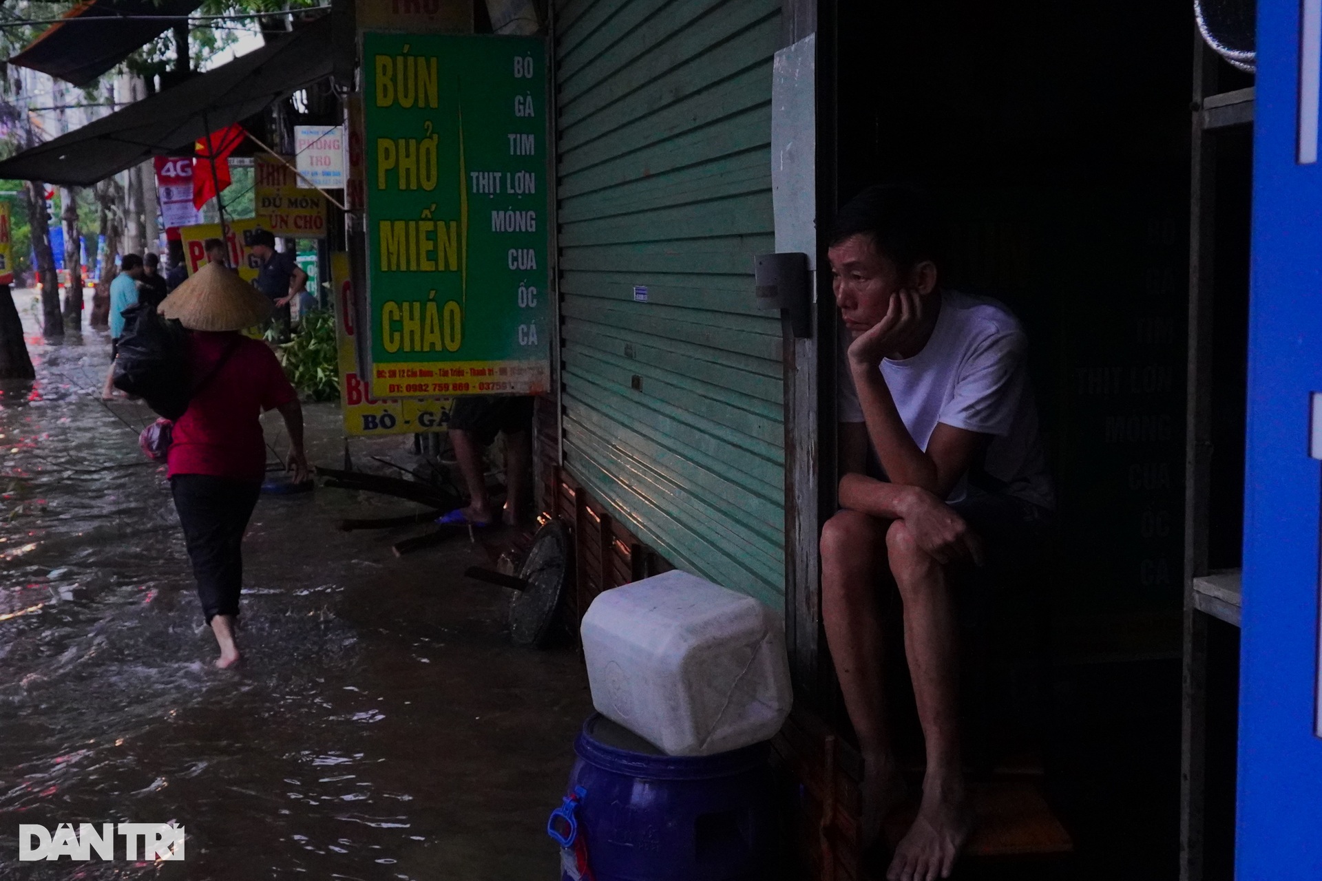 Hà Nội: Bệnh nhân ung thư sống mòn trong phòng trọ 4m2 ngập sát giường - 9 Hà Nội: Bệnh nhân ung thư sống mòn trong phòng trọ 4m2 ngập sát giường - 9