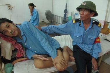 Nhọc nhằn lương bảo vệ gánh vợ tâm thần, con suy thận