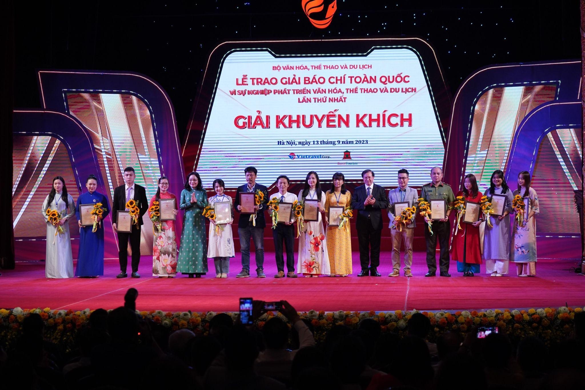 Reportér novin Dan Tri získal 2 novinářské ceny z oblasti kultury a cestovního ruchu - 4 Phóng viên báo Dân trí đoạt 2 giải báo chí của ngành văn hóa, du lịch - 4