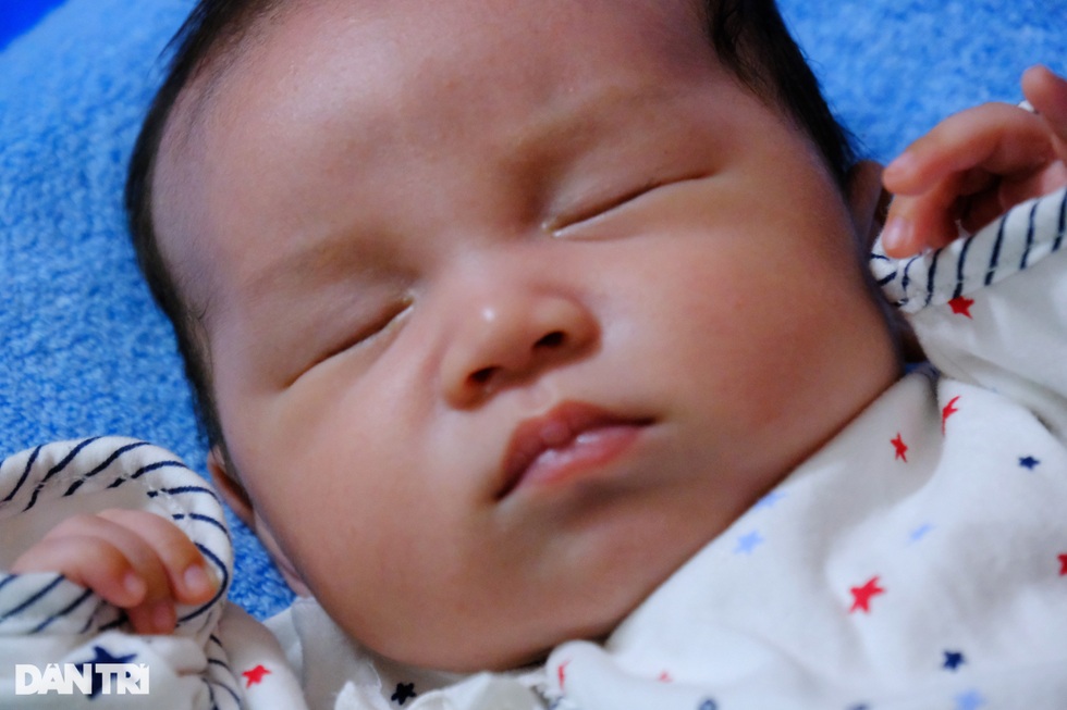Chuyện về bé Vít bị bỏ rơi ở nhà hoang trong chiều mưa tại tâm dịch TPHCM - 4 Chuyện về bé Vít bị bỏ rơi ở nhà hoang trong chiều mưa tại tâm dịch TPHCM - 4