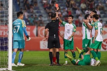 Hai cầu thủ thẻ đỏ khiến CLB CAHN bị cầm hòa, CLB Hải Phòng thắng Bình Định