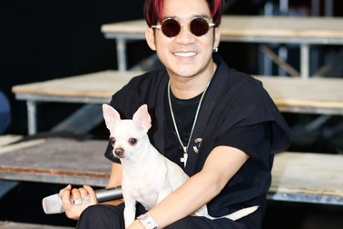 Ca sĩ Quang Hà bế... thú cưng đi tập hát