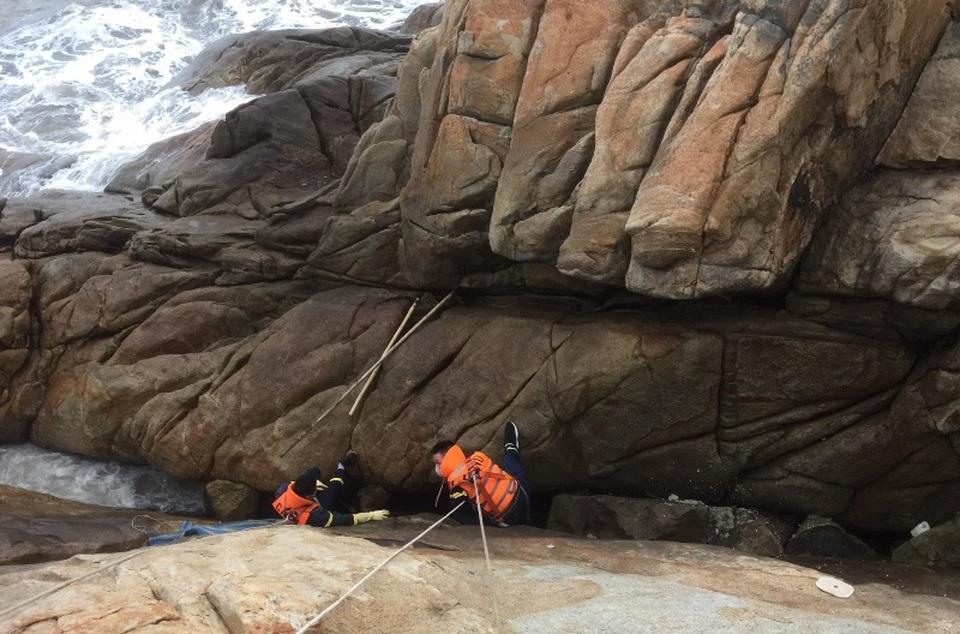 Phát hiện thi thể mắc kẹt dưới khe đá tại biển Sầm Sơn - 1