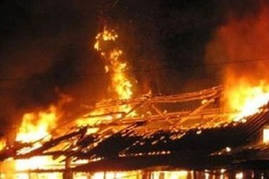 Truy bắt kẻ phóng hỏa phòng trọ khiến 3 người trọng thương