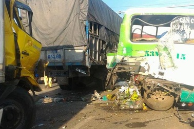 3 xe tải và 1 xe buýt tông nhau, 7 người bị thương