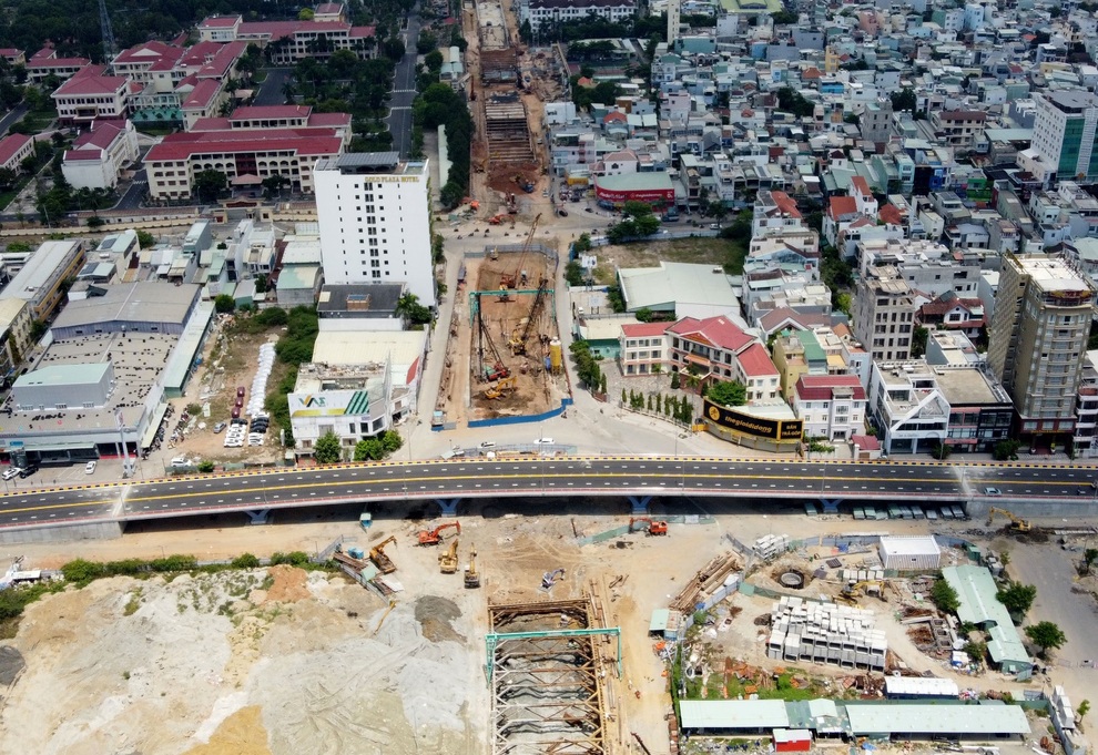 Cận cảnh cầu vượt nút giao thông hơn 700 tỷ đồng sắp thông xe ở Đà Nẵng - 7 Cận cảnh cầu vượt nút giao thông hơn 700 tỷ đồng sắp thông xe ở Đà Nẵng - 7