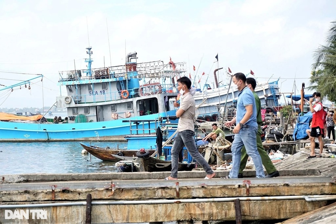 Thực nghiệm hiện trường vụ bé gái 5 tuổi bị cha ruột ném xuống sông - 3 Thực nghiệm hiện trường vụ bé gái 5 tuổi bị cha ruột ném xuống sông - 3