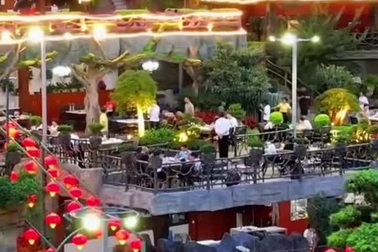 Quán lẩu lớn nhất thế giới chiếm diện tích cả quả đồi, đón gần 6.000 khách