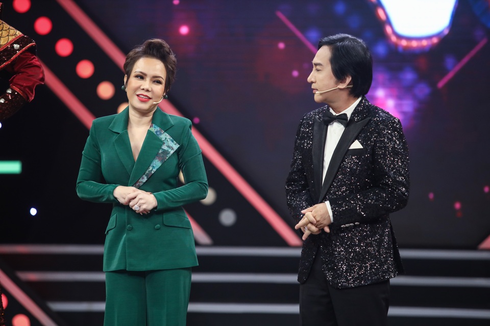 NSƯT Kim Tử Long bị Việt Hương “phàn nàn” trên sóng truyền hình - 1 NSƯT Kim Tử Long bị Việt Hương “phàn nàn” trên sóng truyền hình - 1