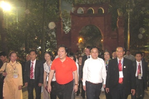 Xúc động kiều bào về đất Tổ dâng hương