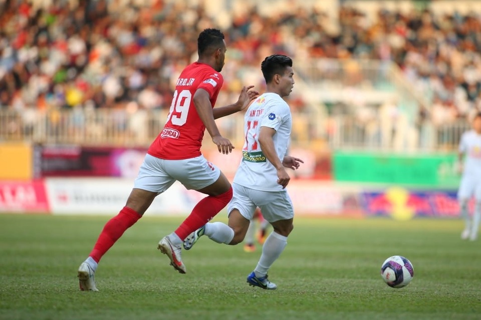 HA Gia Lai 3-0 TPHCM: Lee Nguyễn mờ nhạt, Công Phượng tiếp tục rực rỡ - 14 HA Gia Lai 3-0 TPHCM: Lee Nguyễn mờ nhạt, Công Phượng tiếp tục rực rỡ - 14