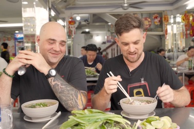 Khách Tây tâm đắc tìm ra "bát phở ngon nhất TPHCM", ăn đến sợi cuối cùng