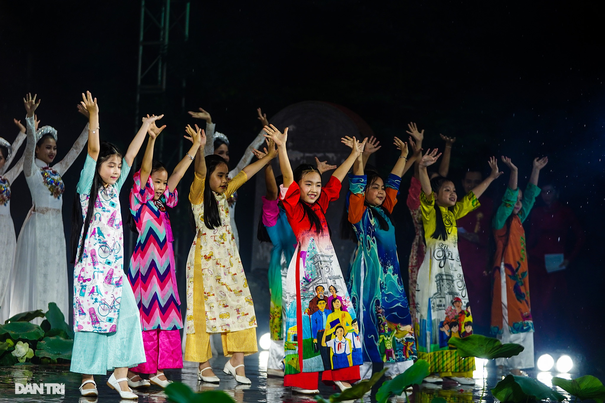 Khác lạ hình ảnh phố đi bộ, chợ Bến Thành, Thủ Thiêm… trên tà áo dài - 9