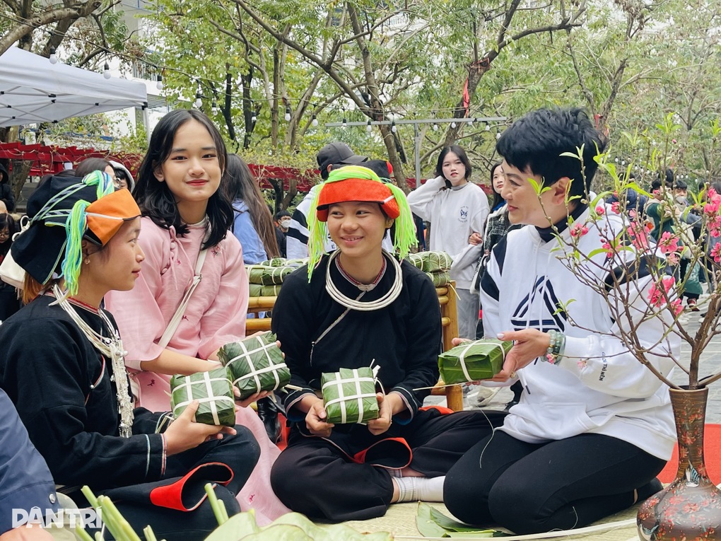 Học sinh Hà Giang lần đầu tiên trải nghiệm Tết Nguyên đán Hà Nội - 1 Học sinh Hà Giang lần đầu tiên trải nghiệm Tết Nguyên đán Hà Nội - 1