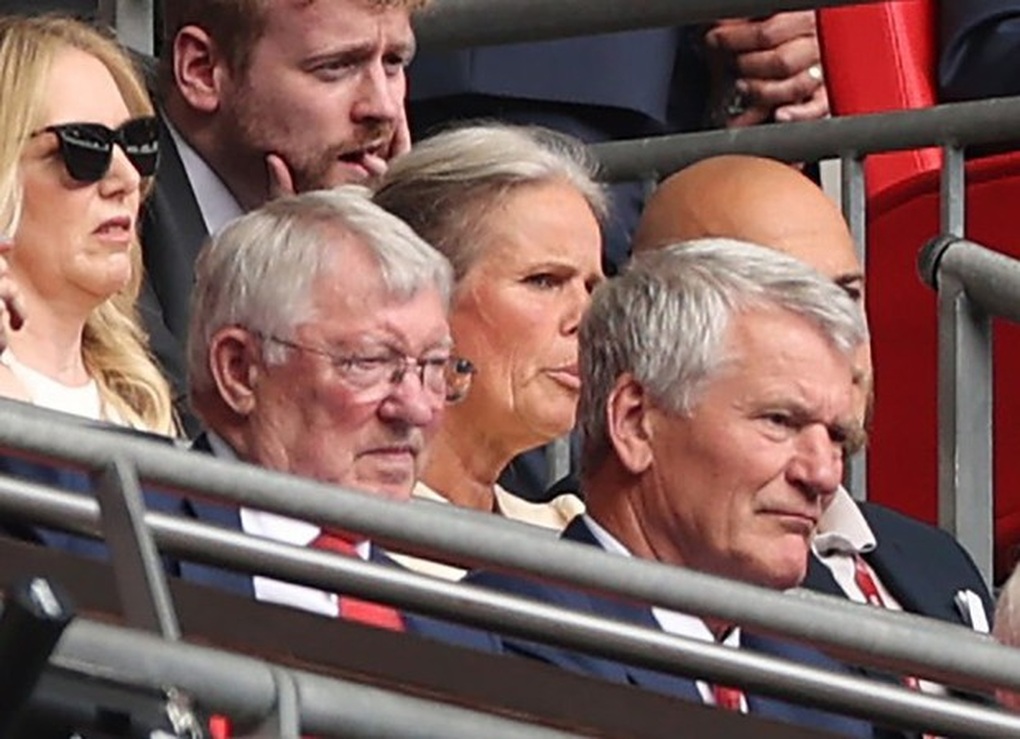 Biểu cảm chán chường của Sir Alex và Beckham khi Man Utd thua Man City - 5 Biểu cảm chán chường của Sir Alex và Beckham khi Man Utd thua Man City - 5