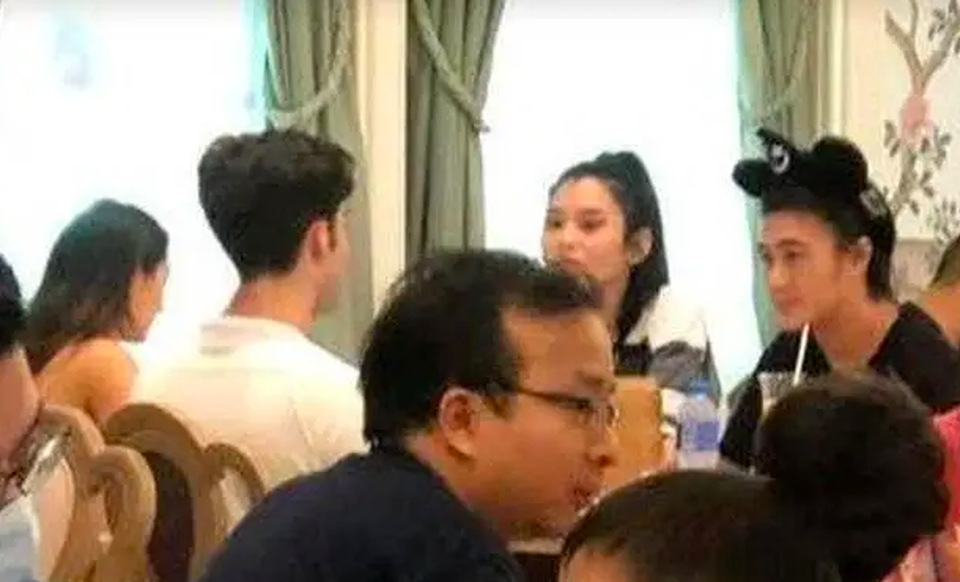 Vợ chồng siêu mẫu Hề Mộng Dao hạnh phúc đi mua sắm - 11 Vợ chồng siêu mẫu Hề Mộng Dao hạnh phúc đi mua sắm - 11