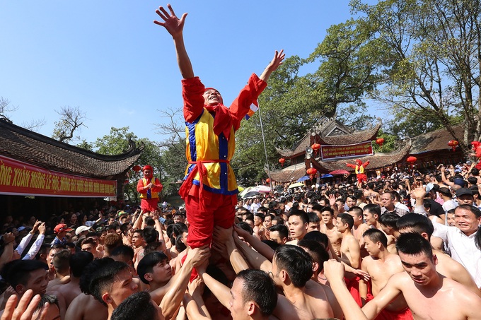 Lễ hội rước pháo khổng lồ ở làng Đồng Kỵ