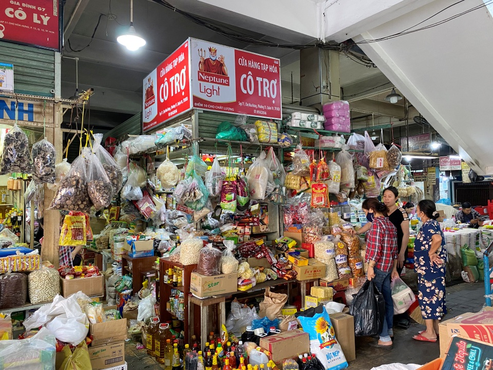 TP.HCM: Bánh kẹo Tết ế chỏng chơ, nhìn thấy khách như bắt được vàng - 2 TP.HCM: Bánh kẹo Tết ế chỏng chơ, nhìn thấy khách như bắt được vàng - 2