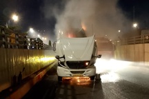 Xe đầu kéo container bốc cháy tại khu vực hầm chui ở TPHCM