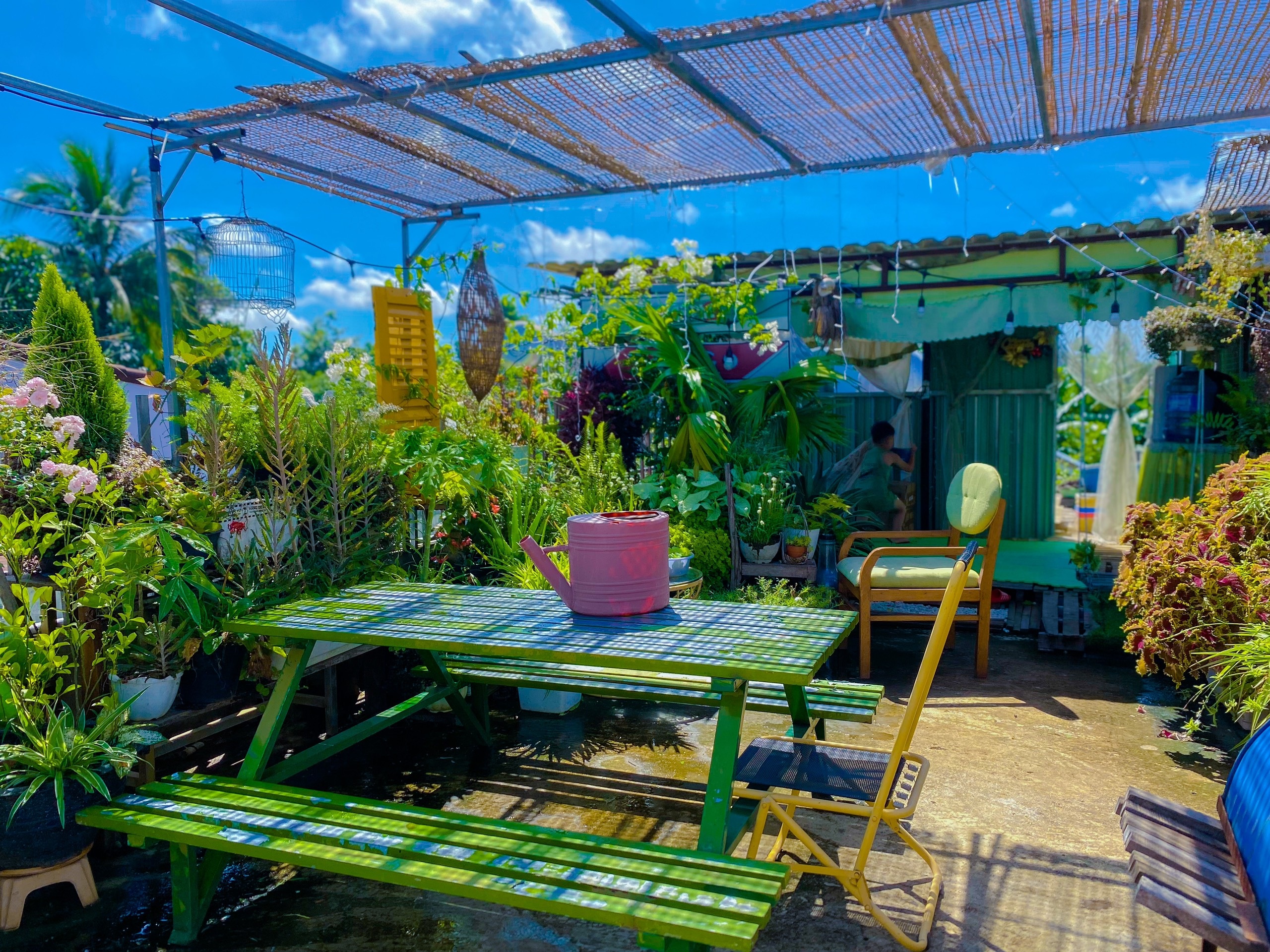 Cặp vợ chồng tái chế đồ cũ, làm resort thu nhỏ trên sân thượng ở Đắk Lắk - 5