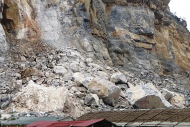 Sập mỏ đá, 3 người trọng thương