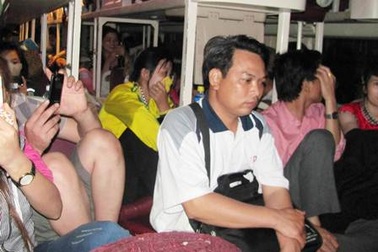 "Nhét" cả hành khách vào... khoang hành lý