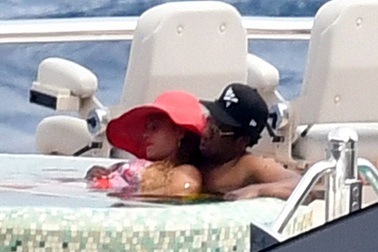 Vợ chồng Beyonce Knowles thư giãn trên du thuyền 180 triệu USD