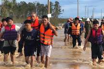 Cứu cụ ông 87 tuổi bị lũ cuốn, bấu víu vào bụi cây giữa dòng nước