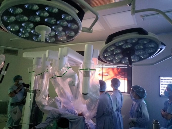 Phẫu thuật robot điều trị ung thư phổi có nhiều ưu điểm hơn so với phẫu thuật mổ mở hay nội soi thông thường.