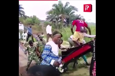 Tình huống hy hữu cây cầu bị đổ sập ngay sau khi vừa cắt băng khánh thành