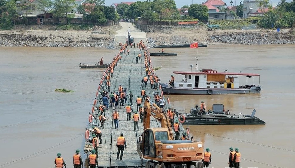 6h sáng nay cầu phao Phong Châu bắt đầu hoạt động - 2