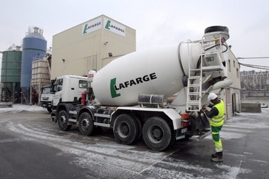 Phát hiện hàng loạt xe tải bị gắn bom ở Paris