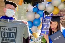 Mỹ: Hiệu trưởng lái xe 2.500km để trao bằng tốt nghiệp cho các học sinh