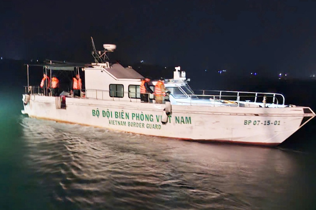 Cứu kịp thời hai ngư dân trôi dạt trên biển - 1 Cứu kịp thời hai ngư dân trôi dạt trên biển - 1