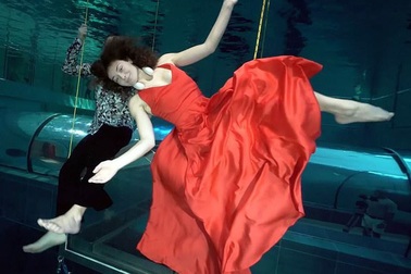 Kỷ lục nhảy múa dưới nước không đeo mặt nạ oxy… lâu nhất thế giới